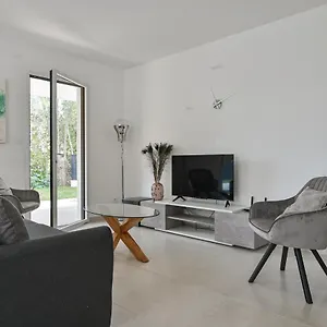 T3 Neuf – C13 - Jardin-terrasse Et Piscine – Accès Direct Plages Et Centre Village , Saint-Cyr-sur-Mer France
